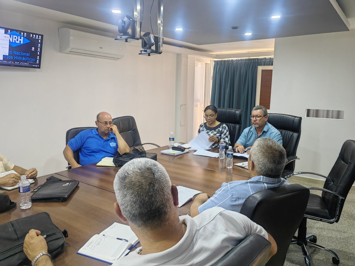 AntonioRdguezR's tweet photo. Junto a la #VPM Inés Maria Chapman, intercambiamos con los principales Directivos de las OSDE, atendidas y Directores de Empresa de la Habana, sobre la implementación de las Transformaciones Economías y Sociales, en especial las de la Empresa Estatal Socialista #CubaVive #INRH https://t.co/z7Bwm3OPD7