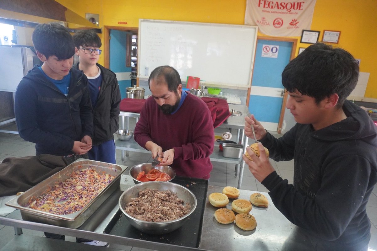 edu_chiloe's tweet photo. Trabajos de mantención en terminaciones y revestimientos, reparaciones de muros y puertas, mejoramiento de los servicios sanitarios e instalaciones eléctricas, fueron parte de las obras realizadas por nuestro servicio en el Liceo Rayen Mapu de Quellón, por un monto de $8 millones https://t.co/V15FqeqQBF