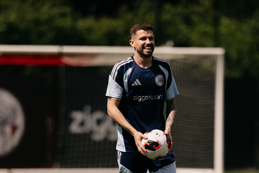 FarioliTasie's tweet photo. Eerste veldminuten Caio Henrique bij #Ajax
Op de Toekomst maakte #Caio #Henrique zijn eerste veldminuten als Ajacied. De Braziliaanse linksback sloot aan bij de groep en trainde voor het eerst mee met zijn nieuwe ploeggenoten. Een frisse aanwinst op het veld.
⚪️🔴⚪️ https://t.co/HSnoX8jXzS