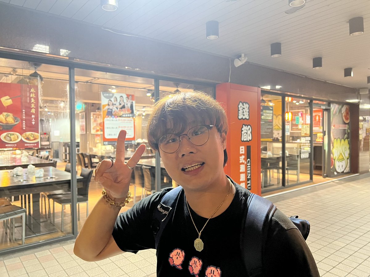 MAR1H4NA's tweet photo. クヤ君は僕と同じ時期にリングに上がった選手で、かつては練習に参加しやすいように、パズル道場の二階で一緒に泊まっていたこともある。

しかし、彼は台湾の有名バンドの仕事に従事するようになり、バンドのツアーに同行するため、試合参戦を中断せざるを得なかった。

会いられて本当に嬉しいー https://t.co/wj5pAAjACn