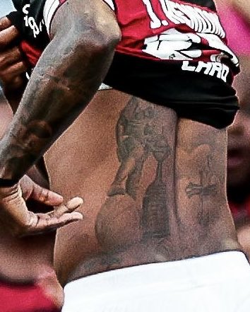 martinFLA81's tweet photo. Bruno Henrique fez o golaço e na comemoração mostrou nada mais nada menos que a taça da Libertadores de 2019 tatuada nas costas.

Flamengo x River nunca será um jogo normal. Climinha de amistoso sim, claro... https://t.co/RUVyPgEhUG