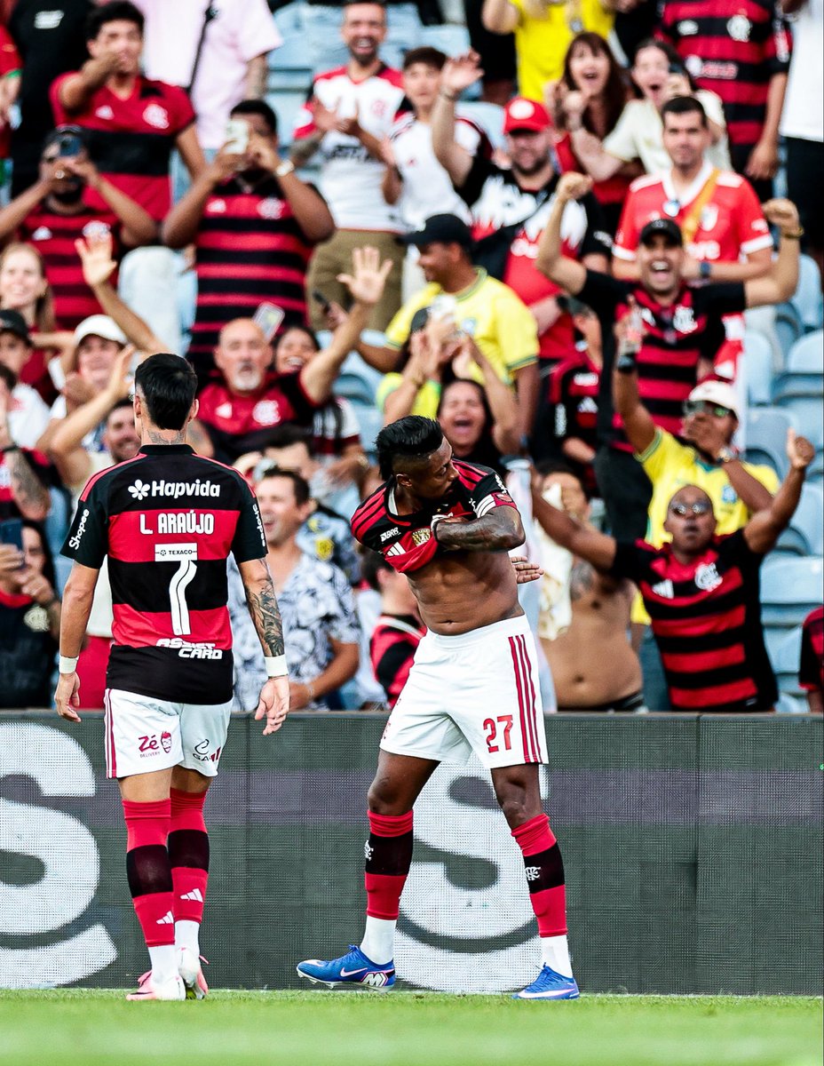 martinFLA81's tweet photo. Bruno Henrique fez o golaço e na comemoração mostrou nada mais nada menos que a taça da Libertadores de 2019 tatuada nas costas.

Flamengo x River nunca será um jogo normal. Climinha de amistoso sim, claro... https://t.co/RUVyPgEhUG