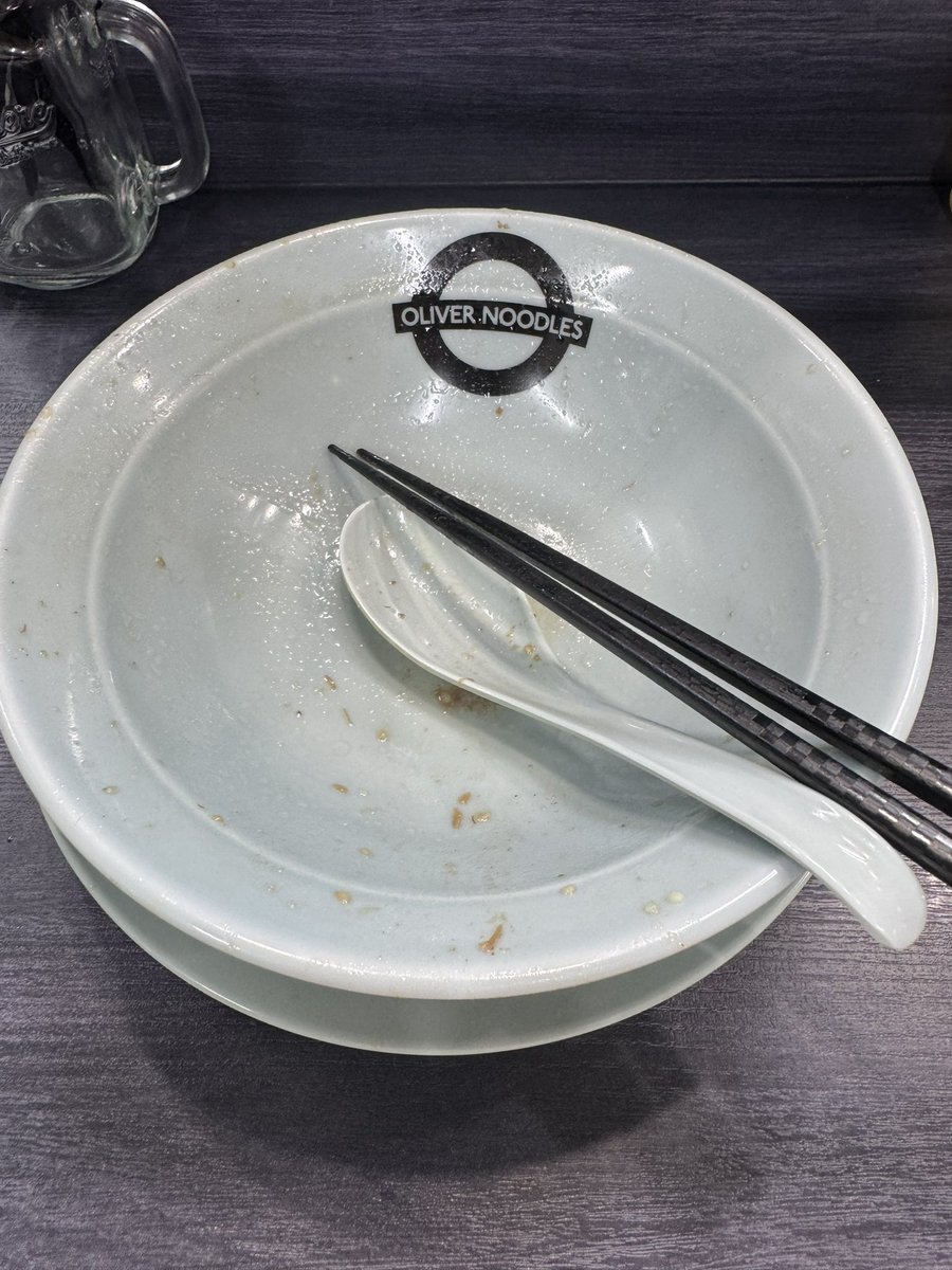SHiMiChaTHEEND's tweet photo. 週末金曜日
大宮で２０時に仕事を終えて、
３０分後には熊谷のオリバーヌードルさんに到着
ラーメンをいただきました
スープ、麺、チャーシューが共に美味しくて、大満足。
店内のミュージックも素敵です。
最後まで、美味しくいただきました✌️ https://t.co/9qY5qjuNxh
