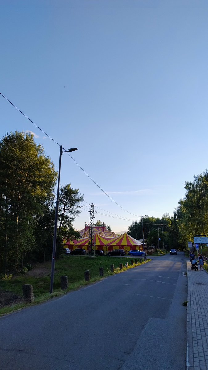 Jablonecak30362's tweet photo. Do Jablonce přijel cirkus Humberto. 😏🤦🎪
#Humberto
#cirkus https://t.co/Ak8Xuh1l8V