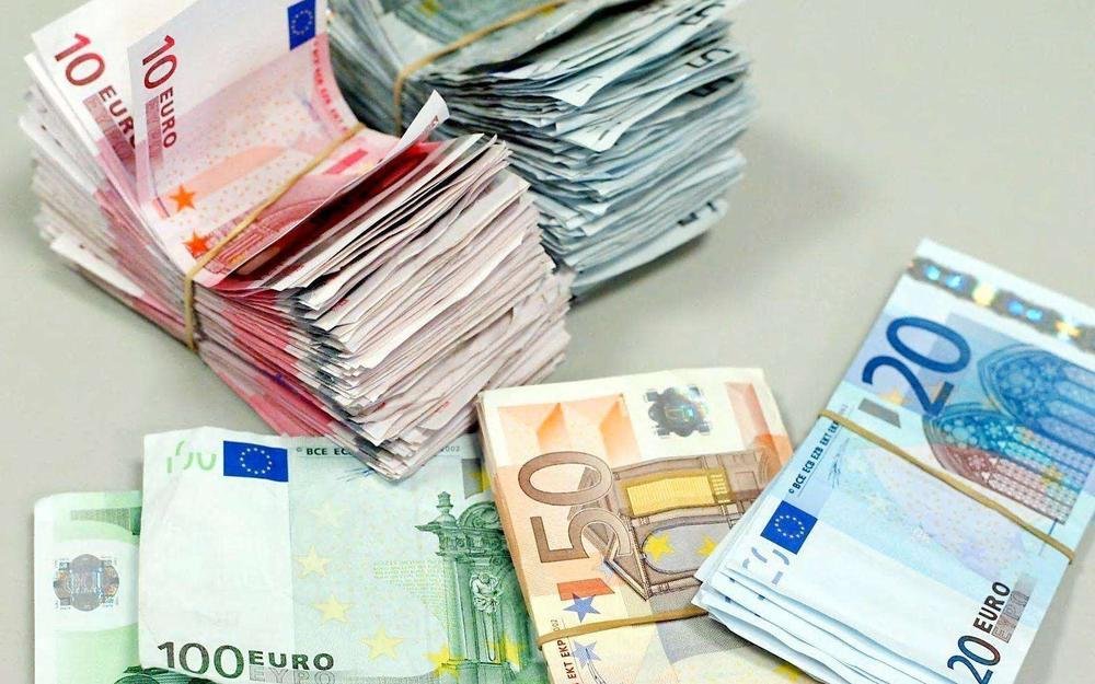 IrisNews_'s tweet photo. 💵 Jusqu'ici, retirer des devises reçues via Western Union ou MoneyGram relevait parfois du parcours du combattant : plafonds de retrait, longues files d'attente dès l'aube et, bien souvent, des guichets qui annonçaient avant la fin de la matinée ne plus disposer de devises.

📄 La Banque de la République du #Burundi - @BankiNkuru,  vient de publier un communiqué qui change la donne. Désormais, les bénéficiaires peuvent retirer l'intégralité des devises qui leur sont transférées via Western Union ou MoneyGram, sans limitation. Ils peuvent également conserver ces fonds sur leurs comptes en devises et en disposer librement, à tout moment.

 #IrisNews