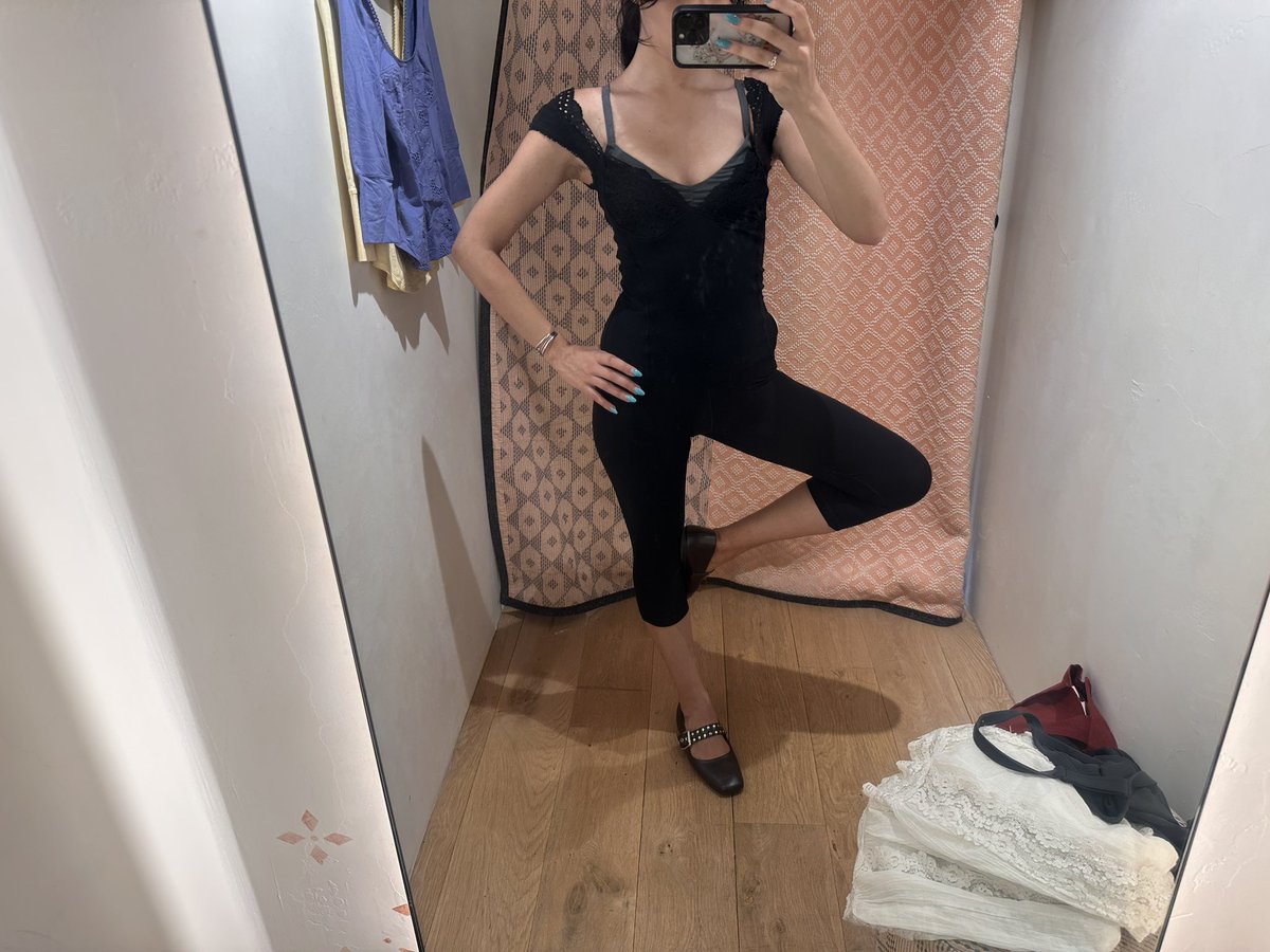 oatposting's tweet photo. so hard for a woman like me (beautiful, perfect, etc) to try on clothes &amp; simultaneously be frugal https://t.co/okOwyfsJxo