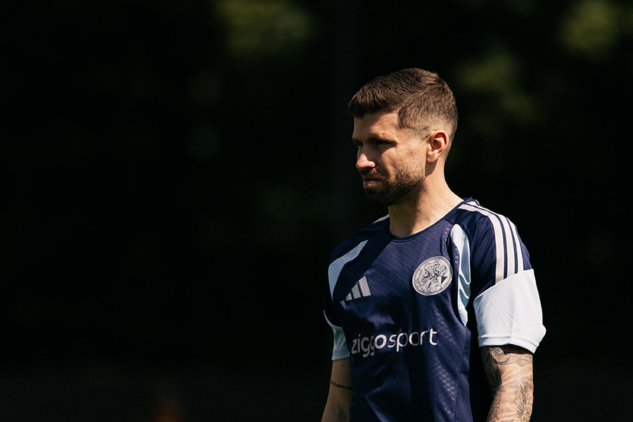 FarioliTasie's tweet photo. Eerste veldminuten Caio Henrique bij #Ajax
Op de Toekomst maakte #Caio #Henrique zijn eerste veldminuten als Ajacied. De Braziliaanse linksback sloot aan bij de groep en trainde voor het eerst mee met zijn nieuwe ploeggenoten. Een frisse aanwinst op het veld.
⚪️🔴⚪️ https://t.co/HSnoX8jXzS