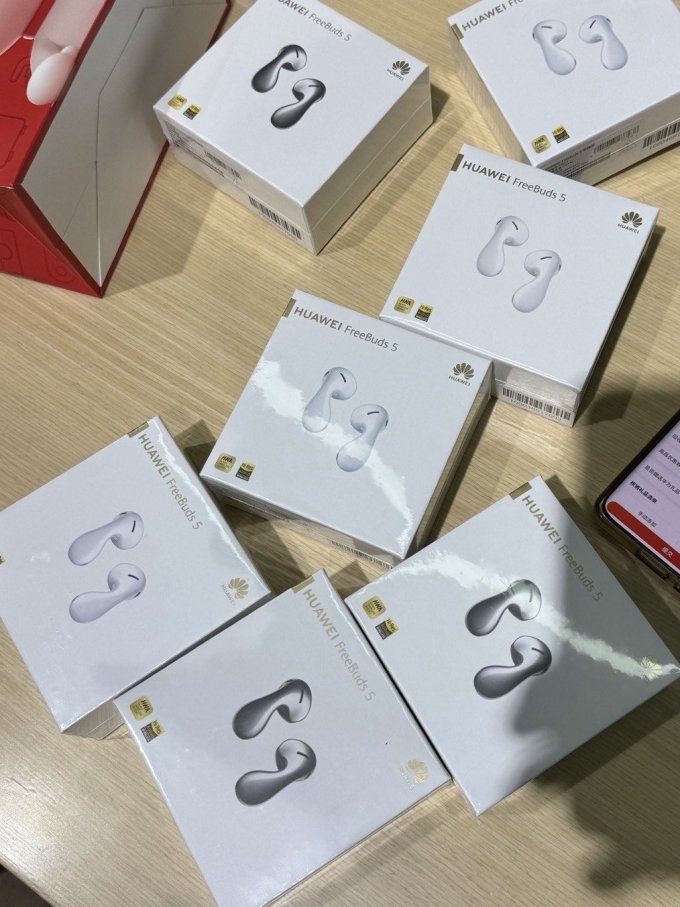 AwBbUwLTyrVWxfo's tweet photo. Just unboxed my new wireless earbuds—sound quality hits different and setup was 10s flat! No more tangled wires, this is a game-changer for commutes https://t.co/MeAdIR34Wc