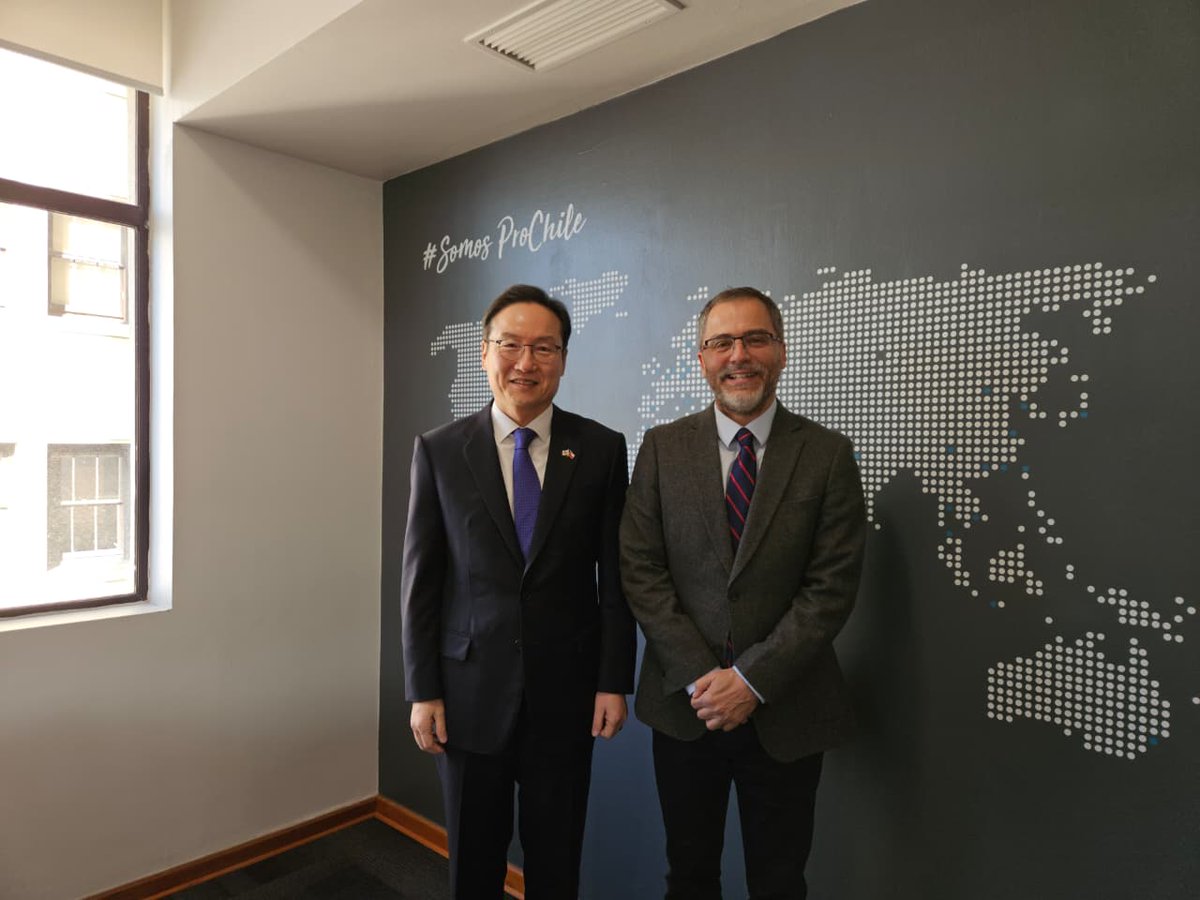 ProChile's tweet photo. Director General de ProChile sostuvo una reunión con el Embajador de Corea del Sur, Sr. Hak Jae Kim 🇨🇱🇰🇷
Con el objetivo de presentar las actividades de promoción para el 2° semestre 2026, con énfasis en el 1° Encuentro de Negocios Chile - Norte de Asia que se realizará en Seúl🤝 https://t.co/fevJvrYuSc