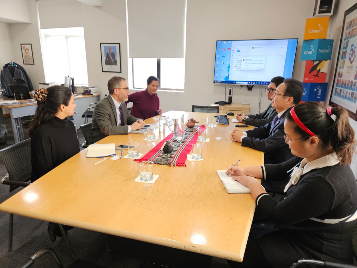 ProChile's tweet photo. Director General de ProChile sostuvo una reunión con el Embajador de Corea del Sur, Sr. Hak Jae Kim 🇨🇱🇰🇷
Con el objetivo de presentar las actividades de promoción para el 2° semestre 2026, con énfasis en el 1° Encuentro de Negocios Chile - Norte de Asia que se realizará en Seúl🤝 https://t.co/fevJvrYuSc