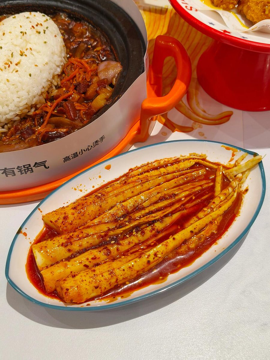 simonot_anne's tweet photo. Late-night bite = warm comfort. Today's special: braised pork rice and hot soybean milk, served with a smile at the corner shop. https://t.co/mdzuGZEFgy