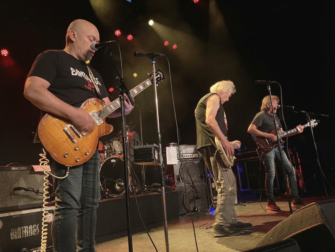 Gerhardhormann's tweet photo. Een paar maanden geleden zag ik de #Bintangs al eens op een bluesfestival in Raalte, vanavond speelden ze een veel langere set - met pauze! - in Dordrecht. Mooi om deze legendarische band voor hun definitieve afscheid nog een keer aan het werk te hebben gezien. https://t.co/Cdr5P0qi2I