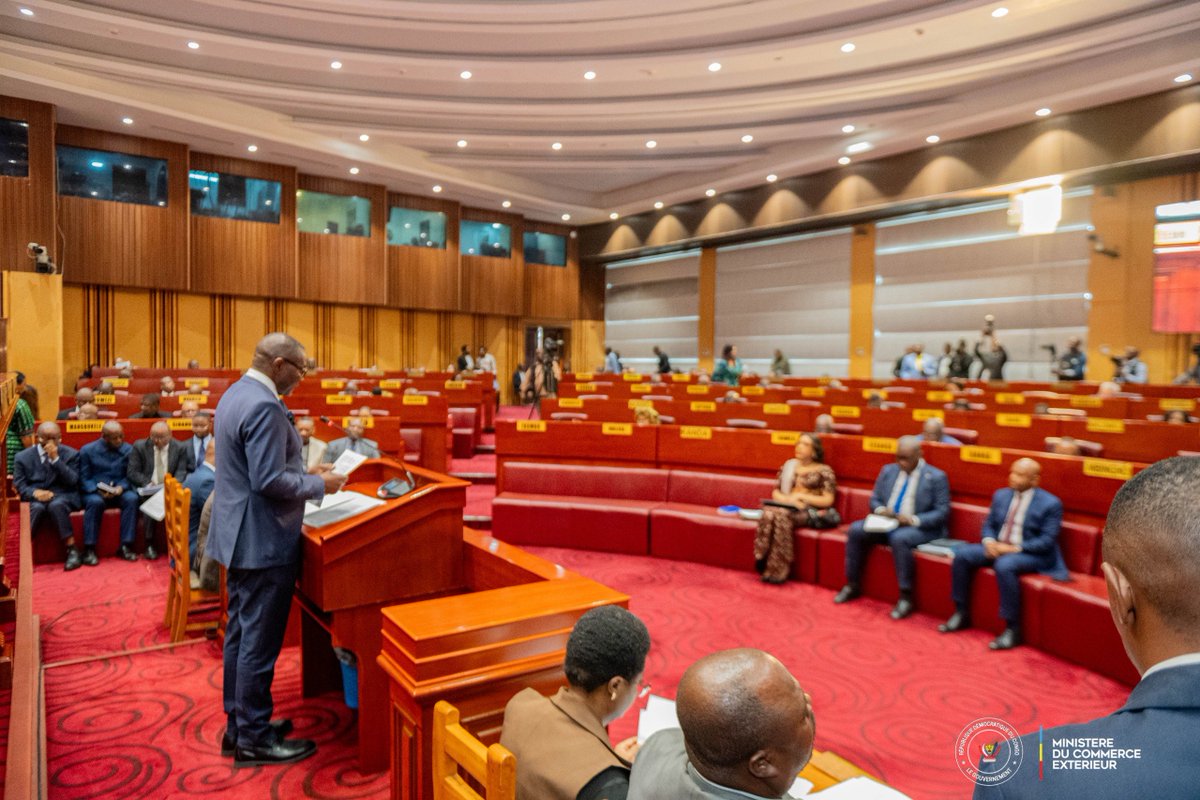 MinComex_RDC's tweet photo. 03.07.2026 | Kinshasa - RDC
LE PROJET DE LOI AUTORISANT LA RATIFICATION DE L'ACCORD SUR LE PARTENARIAT ÉCONOMIQUE GLOBAL #APEG SIGNÉ AVEC LES ÉMIRATS ARABES UNIS ET CELUI AUTORISANT LA RATIFICATION DU NOUVEL ACCORD INTERNATIONAL SUR LE CACAO #AIC VOTÉS PAR LE SÉNAT
Dans le cadre de la consolidation de l'intégration de la République Démocratique du Congo dans le commerce multilatéral, le Sénat a voté, ce vendredi 3 juillet 2026, le projet de loi autorisant la ratification de l'Accord sur le Partenariat Economique Global #APEG, signé le 2 février dernier à Abu Dhabi avec les Émirats Arabes Unis, ainsi que celui autorisant la ratification du nouvel Accord International sur le cacao #AIC, signé le 2 juin 2026 à Abidjan, en Côte d'Ivoire, après la défense de ces instruments stratégiques par le Ministre du Commerce Extérieur, Julien Paluku Kahongya @julienpalukucom, qui a répondu aux différentes préoccupations des Sénateurs.
L'Accord sur le Partenariat Economique Global, signé avec les Émirats Arabes Unis, va jouer un rôle capital dans l'accroissement des échanges commerciaux et des investissements, avec 6.000 produits Made in DRC qui seront exemptés des droits de douane sur le marché émirati. Il contribuera également au renforcement des capacités productives de la RDC, à la coopération douanière, à la diversification des partenaires, ainsi qu'au transfert des technologies et à la lutte contre la pauvreté, a indiqué le Ministre du Commerce Extérieur du haut de la tribune de la Chambre haute du Parlement.
La ratification du nouvel Accord International sur le Cacao #AIC offre plusieurs avantages au pays, notamment l'intégration de la RDC dans la gouvernance mondiale de la filière cacaoyère, la participation à la prise des grandes décisions sur la régulation des prix du cacao, l'appui aux producteurs locaux, la promotion de la transformation locale du cacao à travers le développement des chaînes de valeur, ainsi que l'accès aux informations confidentielles et aux statistiques, a ajouté le Ministre Julien Paluku Kahongya @julienpalukucom .