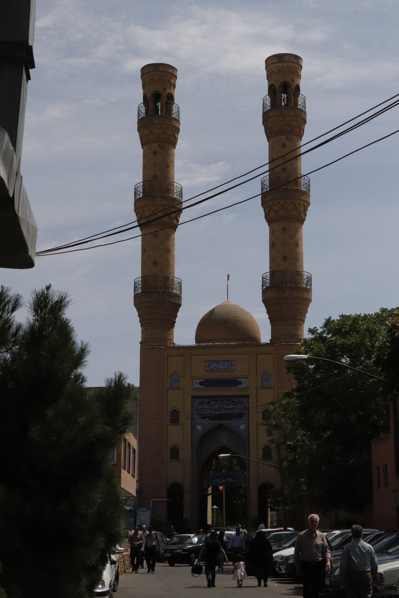 Yusufsaladin22's tweet photo. Benzer kader Tebriz Ulu Cami için de geçerlidir.
Esas yapı Selçuklu ve İlhanlı dönemine kadar uzanır. Ancak Tebriz'de 1780 yılında yaşanan büyük deprem, Ulu Cami'yi tamamen yıkmıştır. Daha sonra Dunbulî Kürt Hanlığı'ndan Ahmed Han Dünbülî ve oğlu Hüseyin kulu Han Dünbülî tarafından yeniden ihya  ve inşa edilmiştir.

Dunbuli beylerine "Han" denilirdi. Bitlis Beylerine denildiği gibi.