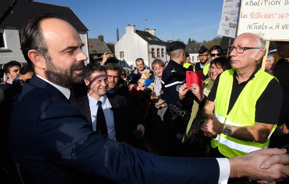 alainpaulweber's tweet photo. Édouard Phillipe qui aime profondément la France et connaît si bien les français, rassurez-moi, ce n’est pas celui des 80 km/h, celui qui nous a enfermé durant le Covid, qui nous a obligé à prendre notre café debout, celui qui a fait exploser la dette du Havre et la dette française, celui qui a si brillamment géré la crise des gilets jaunes, celui qui a eu un blâme de la HATVP pour sa déclaration de patrimoine, celui qui est englué dans une affaire judiciaire au Havre, celui qui ricanait avec Macron dans les décombres encore fumantes de Notre-Dame ?
Ce n’est pas le même, vous n’oseriez pas… hein, dites ?