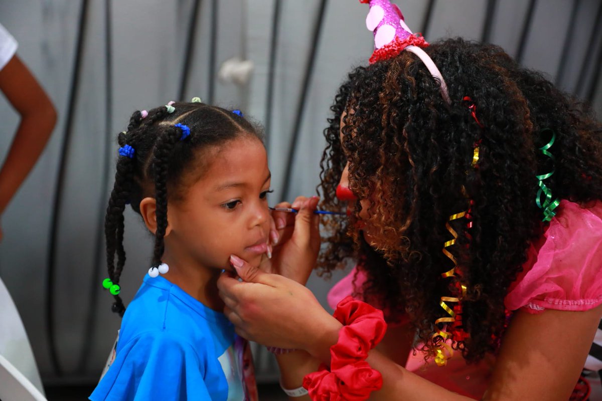 juntacentral's tweet photo. Durante la actividad, los niños y niñas disfrutaron de consultas médicas, evaluaciones odontológicas, rifas, premios, regalos y actividades recreativas, compartiendo una experiencia enriquecedora junto a sus familias.

La JCE continúa promoviendo espacios que fortalecen el desarrollo integral de la niñez. 👧🏽👦🏽

#JCE  #JunteritosJCE