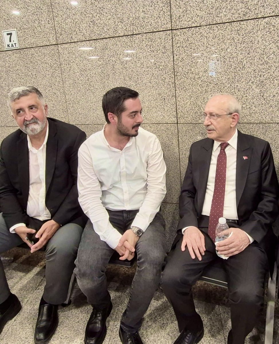 ArasENGEZ's tweet photo. Genel Başkanımız Sn.Kemal Kılıçdaroğlu ile birlikte Deniz Göktaş’a destek olmak için bugün Çağlayan Adliyesi’ndeydik.

Komedyen Deniz Göktaş’ın tutuklanması, ifade özgürlüğü ve tutuklama tedbirinin sınırları konusunda ciddi soru işaretleri olduğunu bir kez daha göstermiştir. Sanat ve mizah icra etmenin sonu tutuklama olmamalıdır. Hukuk, cezalandırmanın değil; adaletin ve özgürlüklerin güvencesi olmalıdır.
@kilicdarogluk