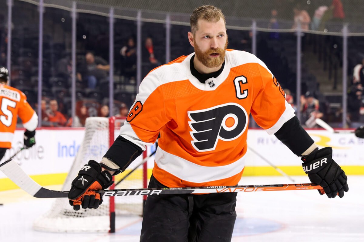 WigglypuffJrs's tweet photo. i photoshopped what giroux might look like in a flyers jersey https://t.co/vY3FMocr5x