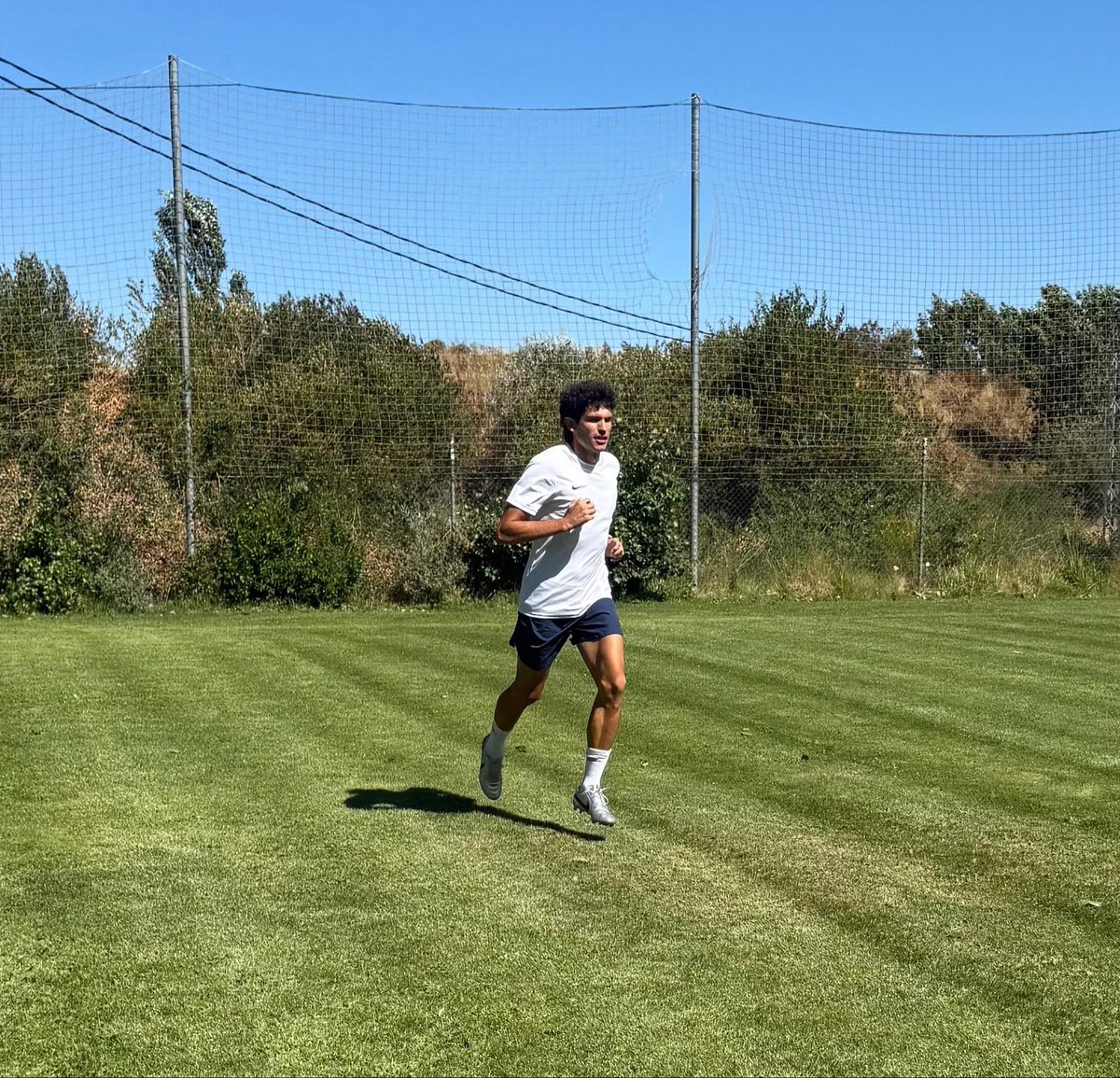 JesusVallejo's tweet photo. Muchas gracias Sergio Gaya y @cdnumancia por haber podido entrenar en las instalaciones en este periodo de off-season. Con muchas ganas de arrancar una nueva temporada😄⚽️ https://t.co/sgdfqMLERC