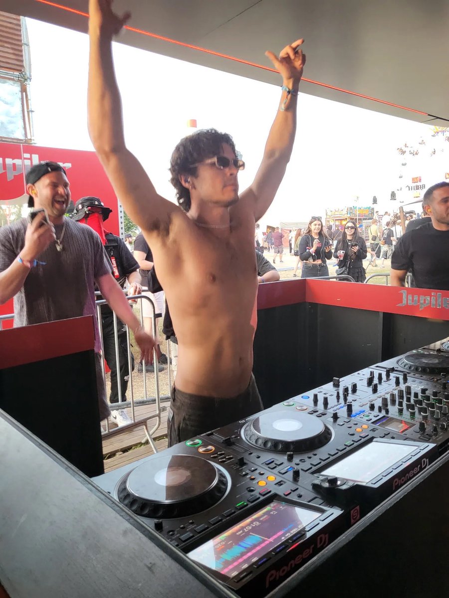 nicolandriainfo's tweet photo. 📸 Nic at Rampage Festival! #NicVansxRampage https://t.co/SMPsDRSyfZ