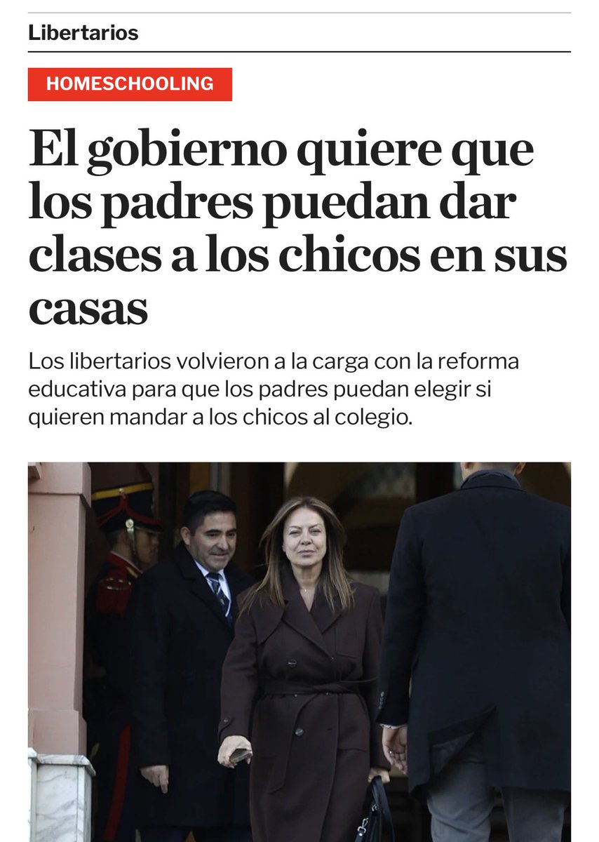 Diegofalcon's tweet photo. VOLVIERON CON EL HOMESCHOOLING: EL GOBIERNO QUIERE BORRAR 140 AÑOS DE EDUCACIÓN PÚBLICA DE UN PLUMAZO

El oficialismo reflotó la “Ley de Libertad Educativa” para que cualquier padre pueda ser “docente” de sus hijos en su casa. Sin título, sin control, sin Estado.

Y acá van las preguntas que nadie les está haciendo:

¿Quién controla qué currícula se enseña? ¿Quién define qué es “correcto”? ¿Quién evalúa si ese padre, que no tiene ninguna formación pedagógica, está enseñando bien? Se llenan la boca hablando de “formación docente” para los maestros, pero para el padre que va a reemplazar a la escuela, ¿alcanza con las ganas?

Esto no es una propuesta moderna. Es un RETROCESO a 1884. Antes de la Ley 1420 de Educación Común, la educación en la Argentina era un privilegio de las familias que podían pagarla o dársela en sus casas. Sarmiento peleó justamente para sacarla de ahí y ponerla en cabeza del Estado, como derecho de todos y no como lujo de pocos. Ese debate está saldado hace 140 años. Y ahora nos lo quieren volver a abrir como si fuera una idea nueva.

Además la escuela no es solo currícula. Es donde se controla que un chico esté vacunado, que esté bien, que no falte nadie a la vida en comunidad. Correr al Estado de ahí no es “libertad”, es directamente abandonar a los pibes a la suerte de cada familia.

Esto no es libertad educativa. Es la excusa perfecta para vaciar la escuela pública y volver a un país de dos velocidades: los que tienen recursos para educar bien a sus hijos, y los que no tienen ni tiempo ni herramientas para hacerlo.