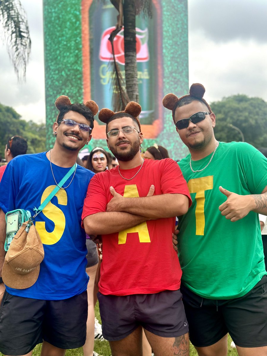 Apexlmv's tweet photo. Hoje eu só queria estar no carnaval https://t.co/uKMbWn0H7J