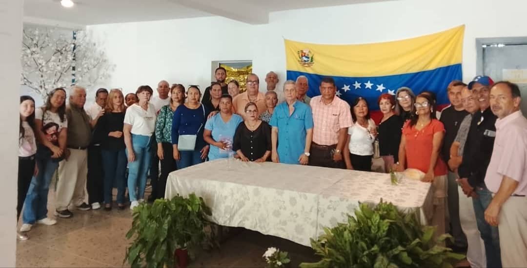 jhurtadopower's tweet photo. *A  LA OPINIÓN PÚBLICA*
La representación de los trabajadores y de las trabajadoras en el Estado #Guárico, por el Comité Nacional de Conflicto de Trabajadores en Lucha en el Estado Guárico (CNCTL-GUÁRICO) y la Confederación de Trabajadores de Venezuela en el Estado Guárico (CTV-GUÁRICO), hace del conocimiento a la OPINIÓN PUBLICA, que a pesar de la pérdida del poder adquisitivo por la nefasta política gubernamental, que ha destruido el valor del salario mínimo y de todos los derechos socio laborales con la implementación del Programa de Recuperación, Crecimiento y Responsabilidad Económica de la República Bolivariana de Venezuela, que dispuso desde el año 2018 un marco que hasta ahora tiene vigencia; porque los aumentos establecidos dentro y en las firmas de las nuevas convenciones colectivas y, en la aplicación de los instructivos del sistema de remuneración de la Administración Pública emanado del Ministerio del Poder Popular de Economía, Finanzas y Comercio Exterior a través de la ONAPRE, mediante el cual no pueden ser superior al monto total del salario mínimo; por lo que actualmente las trabajadoras y los trabajadores están sucumbidos en una pobreza extrema, que ahora con la catástrofe causada por los terremotos del 24 de junio de 2026 y sus sucesivas replicas, el pueblo se mantiene en una descomposición emocional, económica, social indefinida e incierta; esto impide que cualquier familia pueda enfrentar por cuenta propia una perdida material o una emergencia médica básica. 
La clara y visible respuesta inoperante, ineficiente y tardía del aparato estatal frente a la peor tragedia natural en un siglo, incrementa de manera visible la apatía emocional y pasiva sostenida demostrando insensibilidad ante las víctimas de este fenómeno catastrófico ocurrido en La Guaira, Caracas, Carabobo, Aragua, Falcón. 
Cabe resaltar, que los trabajadores como parte fundamental de la estabilidad y desarrollo para la producción del país, ante la inestabilidad política y gubernamental, se encuentran afectados porque esta situación que imposibilita la aplicación de una política laboral y sindical que garantice la solución que demanda o afecta al trabajador y a su familia en el ambiente biopsicosocial; es por ello, que exhortamos se tomen las medidas resolutorias, que permitan definir la ruta que enmarque con claridad y precisión los eventos a realizarse en pro de una salida pacífica, democrática y urgente; útil y catalizadora para una transición real e impostergable porque de lo contrario, nos encontramos a las puertas de un vacío de poder desalentador para los trabajadores y el pueblo venezolano. Dentro de las carencias que afecta a los trabajadores y al país en general están el déficit del vital líquido (agua potable), la interrupción, el racionamiento constante y la falta del servicio eléctrico, la deserción de talento humano en el área de la salud y educación, deterioro de infraestructuras en los centros de salud y educativos, la escasez de insumos médicos y el colapso de las unidades de asistencias médicas y quirúrgicas cobran vidas y conocimientos intelectuales.
Nosotros, manifestamos incondicionalmente nuestra solidaridad con los trabajadores afectados, con las familias enlutadas, las personas que esperan el rescate de sus familiares, los que permanecen en centros hospitalarios y de refugios, que perdieron todo, y, con quienes continúan en las labores de búsqueda y rescate.
A los 03 días del mes de julio 2026, San Juan de los Morros.
*(Es Autentico)*