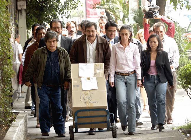 LaTormenta_MX's tweet photo. @J4V137_V37DU2C0 @BLuis8312 @fabriziomejia Aquí una, las cajas de "pruebas" del fraude que fueron a entregar estás sanguijuelas del erario y que resultaron estar vacías, o no te acuerdas de eso? https://t.co/tQ8ksYpyfh
