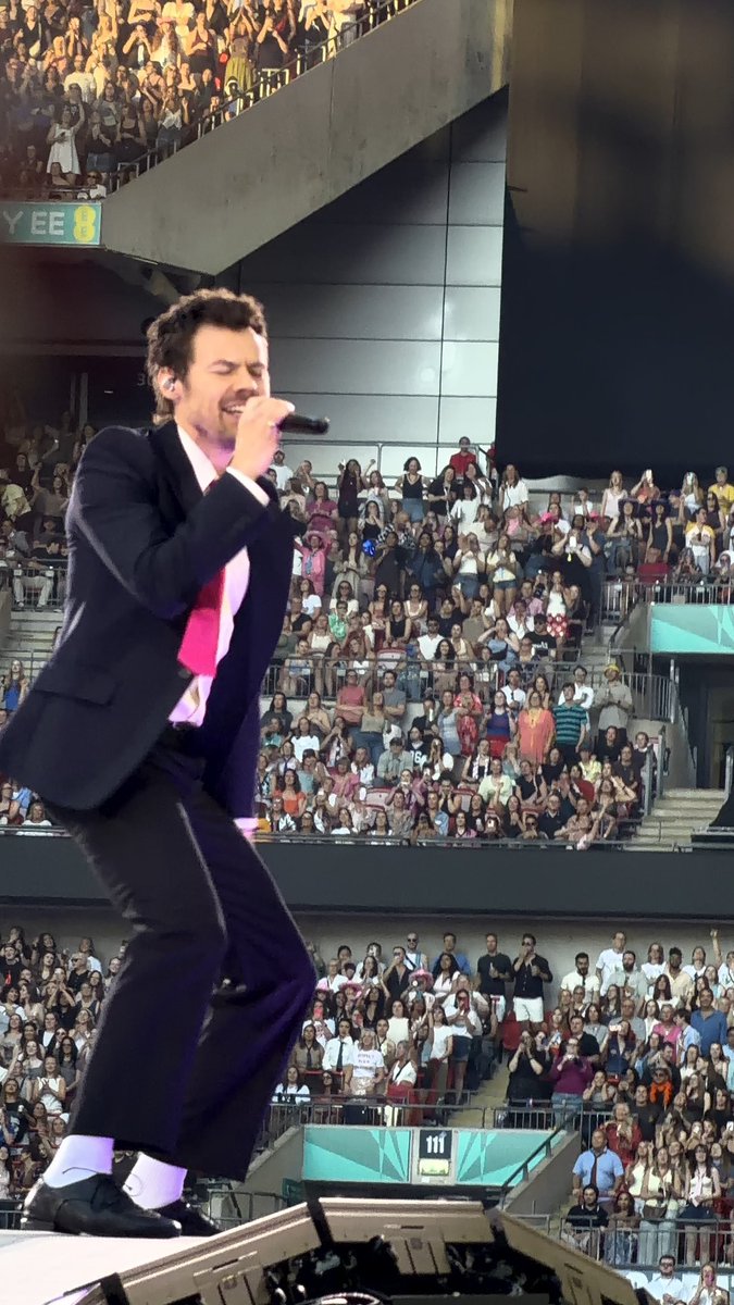 hsdtogethertour's tweet photo. Harry on stage at Wembley Stadium in London, UK - 3 July (via @dancenomcre) https://t.co/Fh9poZnD0X