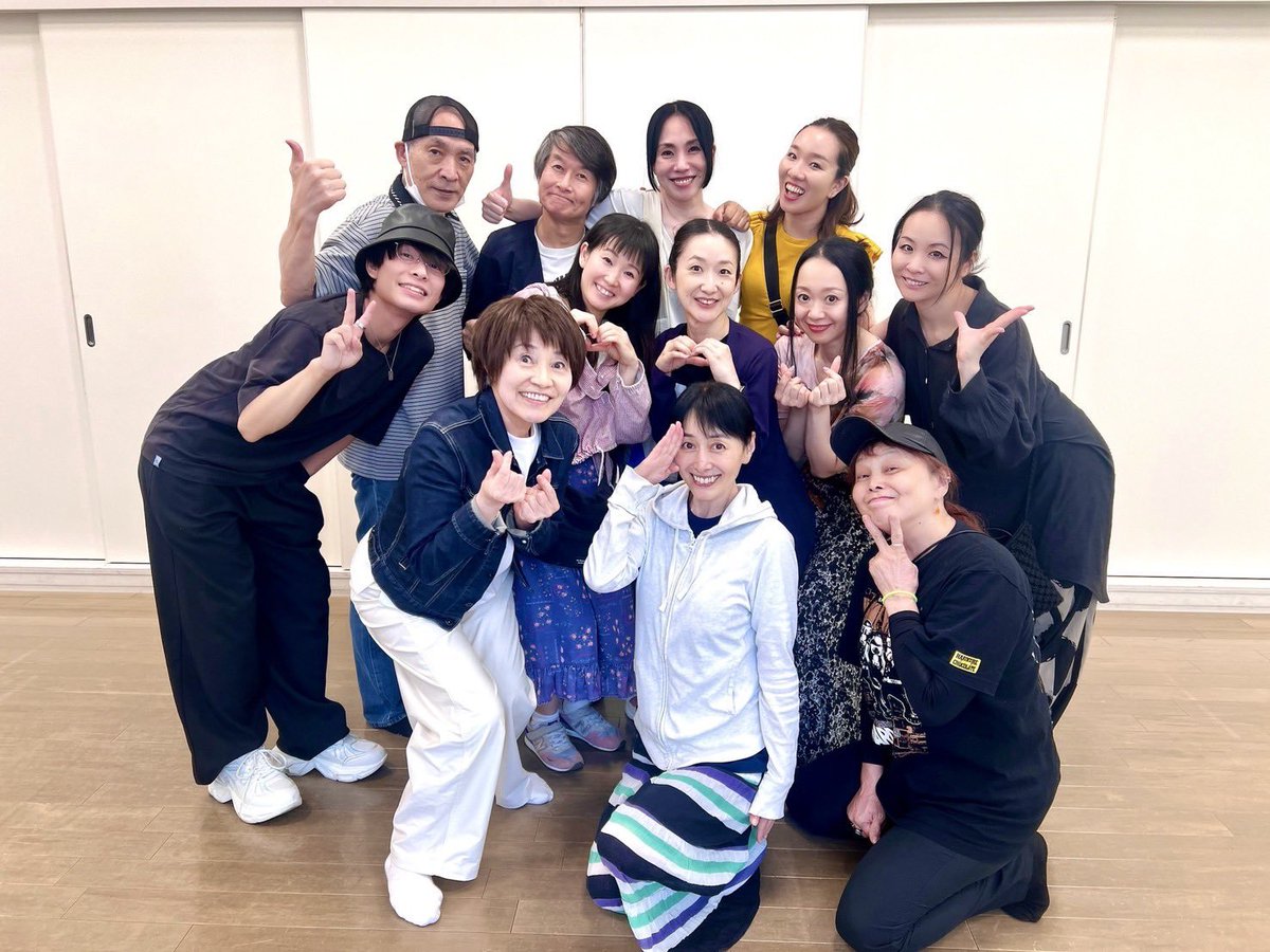 sakutainews's tweet photo. 📸| Rehersal pic for the upcoming Sakura Wars 2-Day Ueno Event featuring (left to right): Kazue Ikura (Reni), Chisa Yokoyama (Sakura), Urara Takano (Maria), and the Dandy gang and dancers in the background! Akio Suyama (Ogami) was also present but didn't make it for the picture! https://t.co/SfIQ179GoW
