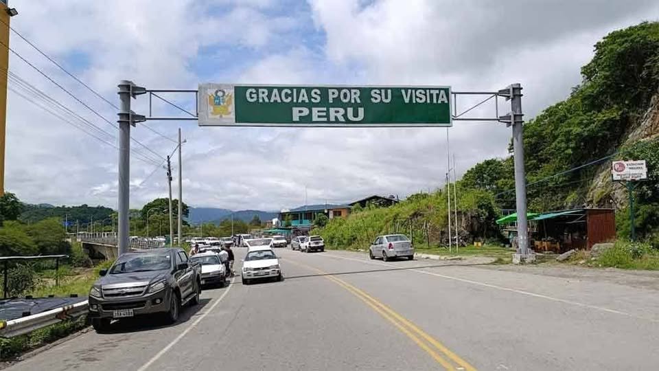 PrensaLatina_cu's tweet photo. Prensa Latina @PrensaLatina_cu
Habitantes de la ciudad ecuatoriana de Macará, en el sur del país, protestaron hoy para exigir la reapertura del puente internacional con #Perú🇵🇪, cerrado desde hace más de seis meses por decisión de #Ecuador🇪🇨.
🔗https://t.co/sFkKUpvOTs https://t.co/mxqKPc6MHg