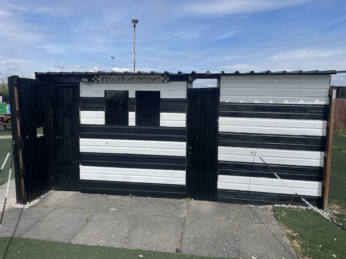barntonfc's tweet photo. Massive thanks to ALL our volunteers over the last few weeks. 🖤🤍

This club simply wouldn’t survive without you.

Special shoutout to Mark for working tirelessly on the pitch in some really tough conditions. 🙌🏻

Well done, everyone! 💪 https://t.co/5PNKbFvcnc