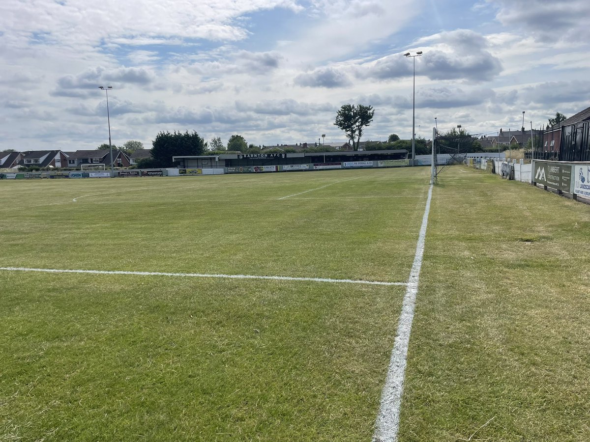 barntonfc's tweet photo. Massive thanks to ALL our volunteers over the last few weeks. 🖤🤍

This club simply wouldn’t survive without you.

Special shoutout to Mark for working tirelessly on the pitch in some really tough conditions. 🙌🏻

Well done, everyone! 💪 https://t.co/5PNKbFvcnc