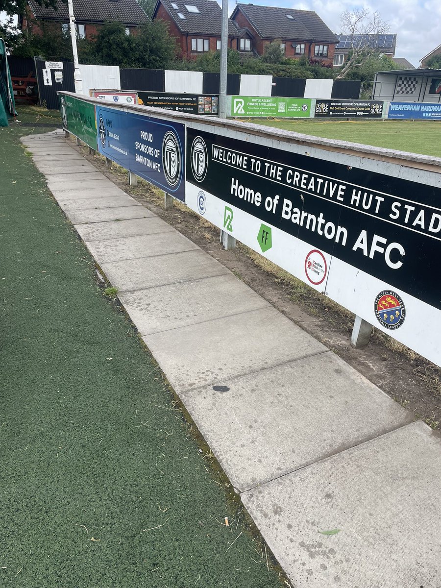 barntonfc's tweet photo. Massive thanks to ALL our volunteers over the last few weeks. 🖤🤍

This club simply wouldn’t survive without you.

Special shoutout to Mark for working tirelessly on the pitch in some really tough conditions. 🙌🏻

Well done, everyone! 💪 https://t.co/5PNKbFvcnc