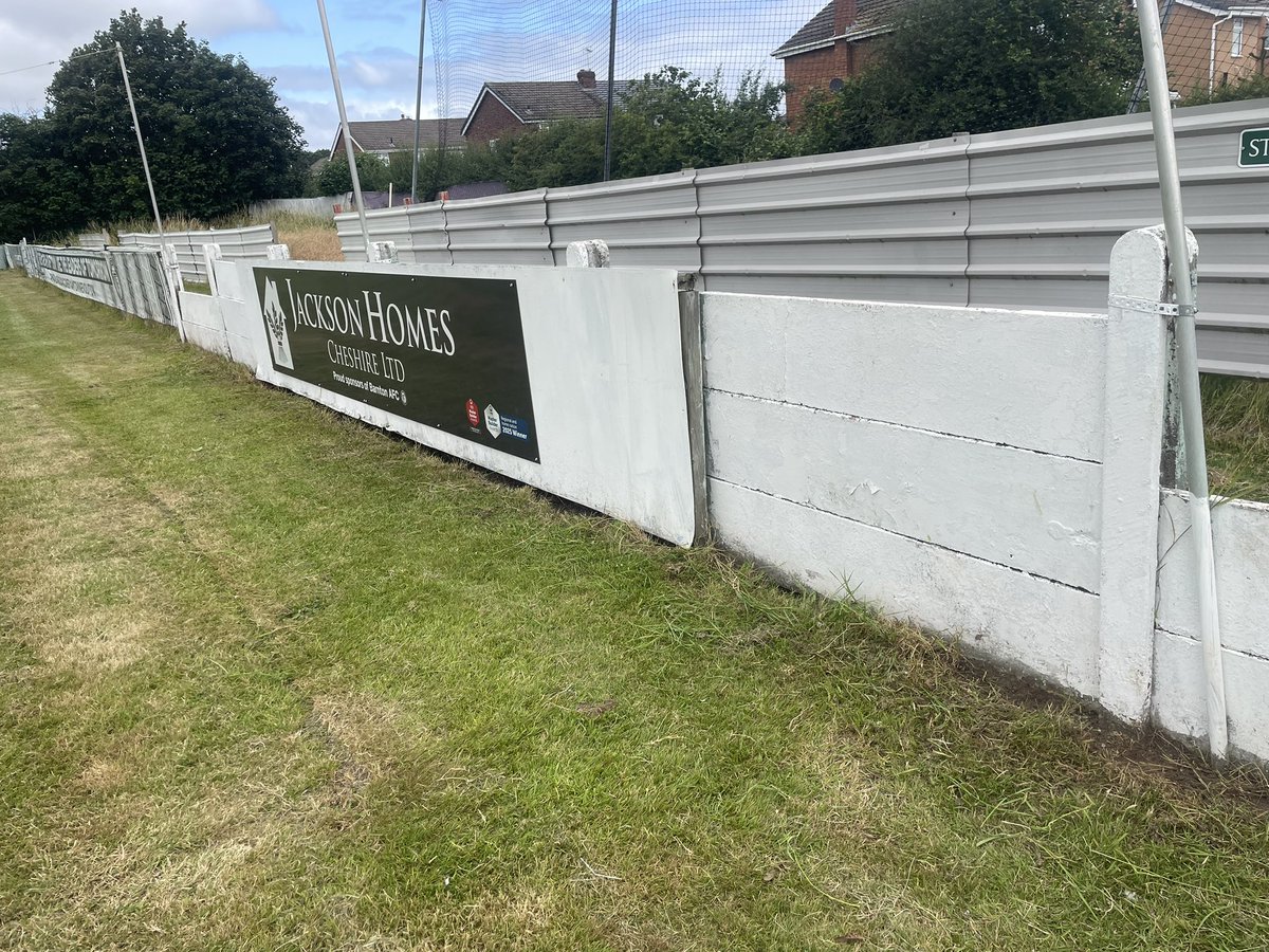 barntonfc's tweet photo. Massive thanks to ALL our volunteers over the last few weeks. 🖤🤍

This club simply wouldn’t survive without you.

Special shoutout to Mark for working tirelessly on the pitch in some really tough conditions. 🙌🏻

Well done, everyone! 💪 https://t.co/5PNKbFvcnc
