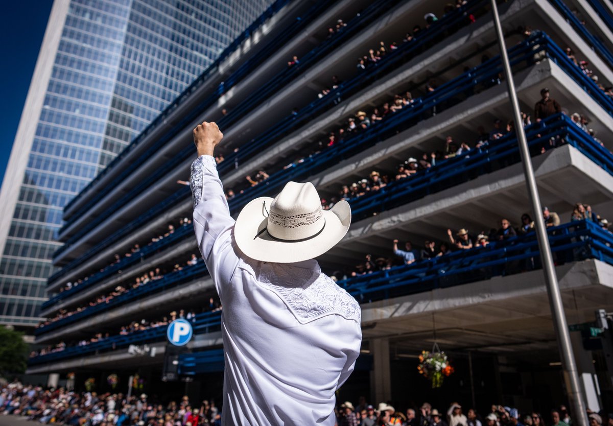 lobbymontreal's tweet photo. Poilievre habillé en cowboy de centre d'achats, poing levé révolutionnaire devant des admirateurs dans un stationnement à étages de Calgary. C'est ça, le mouvement. https://t.co/Y76Cjz1x1I