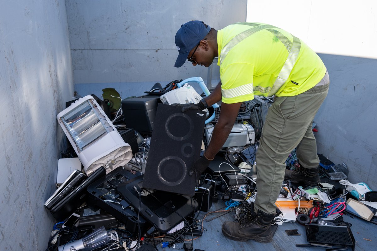 cityoftoronto's tweet photo. This weekend: Visit our Community Environment Day events in Toronto Centre &amp; Eglinton-Lawrence! 

Drop off old electronics, clothing, and hazardous waste—and grab free compost while supplies last. 

Check the event schedule at https://t.co/hEzS8f52A9 https://t.co/FVsOTc4RPC