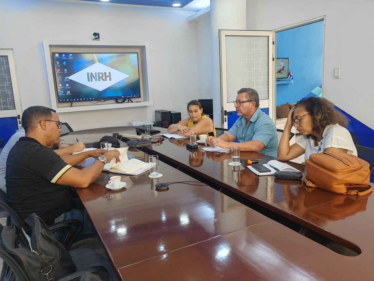 AntonioRdguezR's tweet photo. Con la #DirectoraGeneral  Oficina de la Zona Especial de Desarrollo Mariel y el #VPP de la #OSDEAyS, evaluamos que acciones ejecutar para mitigar los efectos de la falta de Electricidad y Combustible, en el abasto de agua a los usuarios que tienen contrato #CubaVive #INRHCuba https://t.co/qPiHytBFfZ