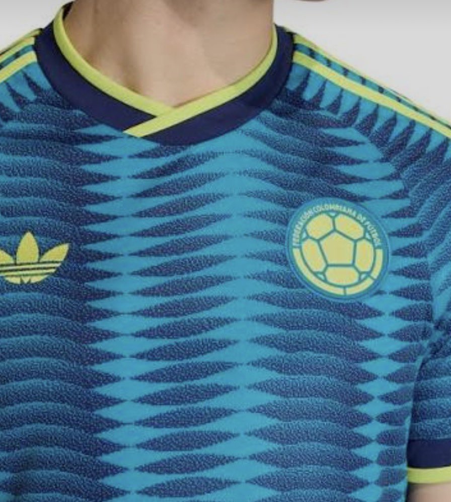 _kndll_'s tweet photo. En Colombia nos encanta viajar en bus, recorrer todos los rincones del país en un coche con baño, televisor y olor a vomito, es como sentirse en casa. Por eso, este año la selección Colombia le rinde homenaje a todos esos buses y a sus choferes. Que nos lleven a la gloria. https://t.co/DUo4MvUzmv