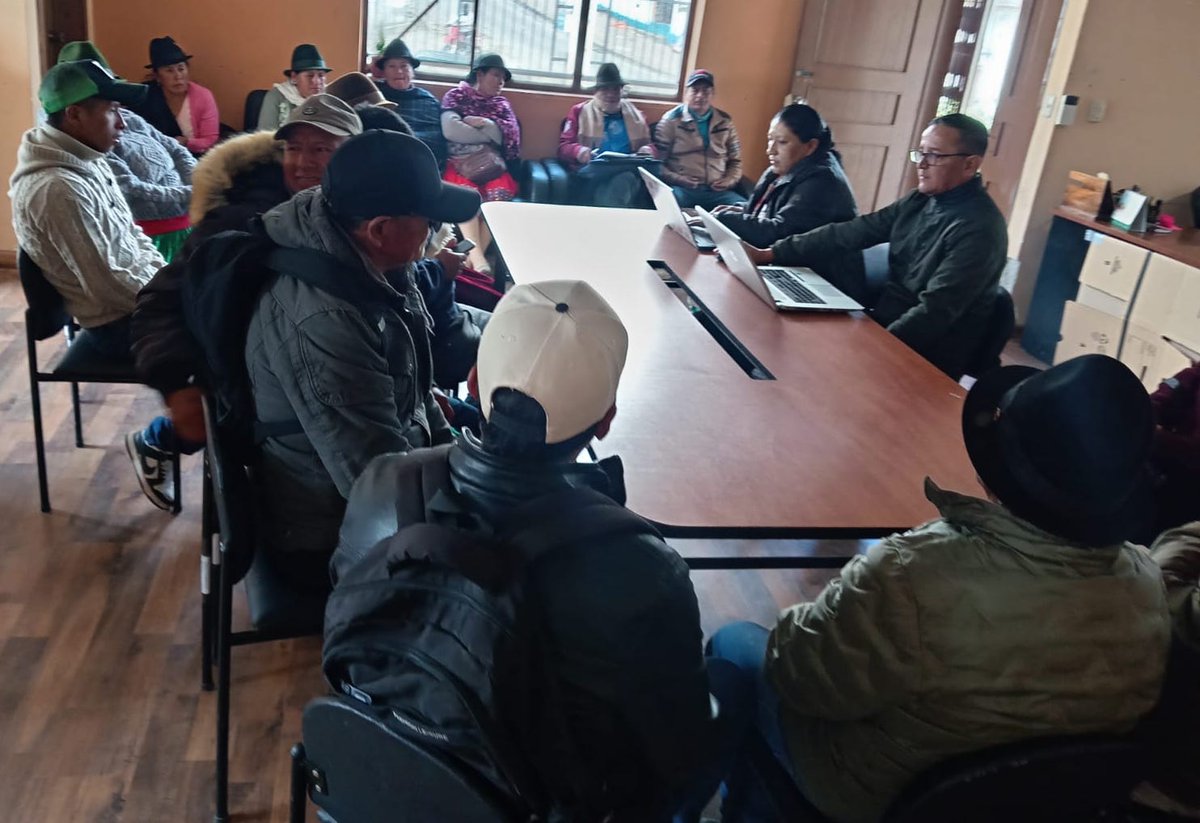 Agricultura_CZ6's tweet photo. #Cañar | Nos reunimos con dirigentes de Zhuya, Purubin y Gaza, beneficiarios del proyecto #PROFECPIAM, para definir la hoja de ruta para implementar un sistema de riego parcelario móvil, que beneficiará a 189 usuarios y 389 has. en la parroquia Gualleturo.
#ElNuevoEcuador https://t.co/lYP0sLgVxd