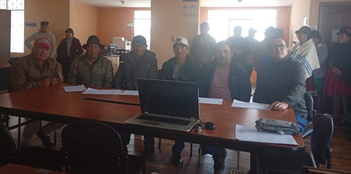Agricultura_CZ6's tweet photo. #Cañar | Nos reunimos con dirigentes de Zhuya, Purubin y Gaza, beneficiarios del proyecto #PROFECPIAM, para definir la hoja de ruta para implementar un sistema de riego parcelario móvil, que beneficiará a 189 usuarios y 389 has. en la parroquia Gualleturo.
#ElNuevoEcuador https://t.co/lYP0sLgVxd