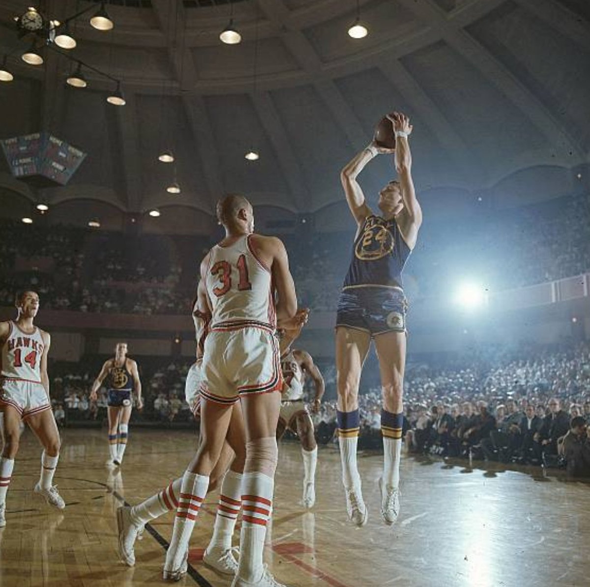 0308oscar's tweet photo. RICK BARRY Y EL CALVARIO DE LAS FINALES DE 1967 

El eco de las Finales de la NBA de 1967 suele resonar con el nombre de Wilt Chamberlain y la consagración de aquellos Philadelphia 76ers como uno de los mejores equipos de todos los tiempos... https://t.co/J0FMWpnskV