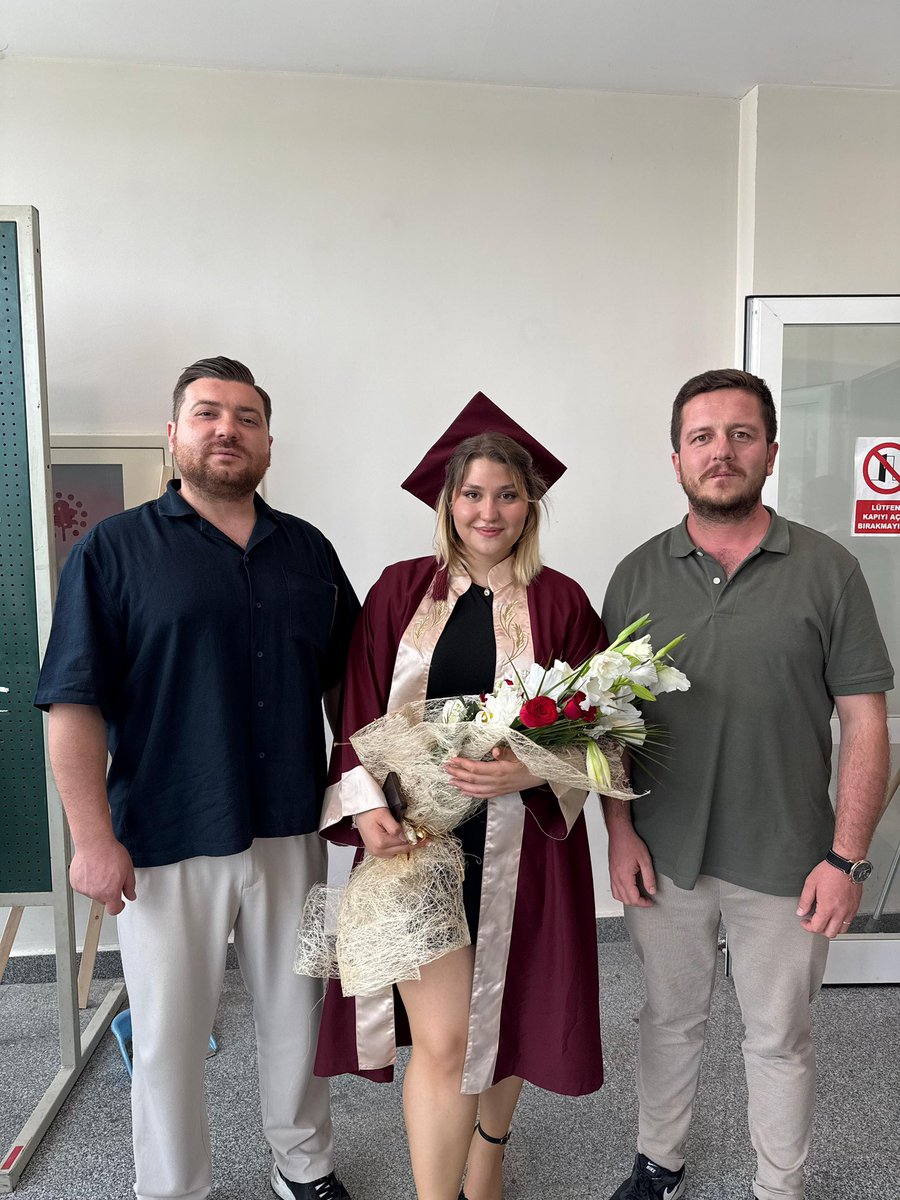 MAYAGencDusunce's tweet photo. Bugün akademik hayatlarını başarıyla tamamlayıp diplomalarını almaya hak kazanan Yönetim Kurulu Üyelerimiz;

Av. İdris Ay
Av. Zeynep Kayacı
Av. Simay Canatar
Dr. Büşra Ceyhan
Av. Sude Naz Tonga'yı gönülden tebrik eder, çalışma hayatlarında üstün başarılar dileriz.

Bizler, bu ülkenin aydınlık geleceğine ekilmiş tohumlarız. Cumhuriyete ve onun değerlerine bir ömür boyu sahip çıkacak; çalıştığımız kurumlarda demokrasinin ve bilimin ışığında hizmet etmeye ve ülkemizi daha güzel yarınlara taşımak için kararlılıkla yürümeye devam edeceğiz. Maya Genç Düşünce Platformu.