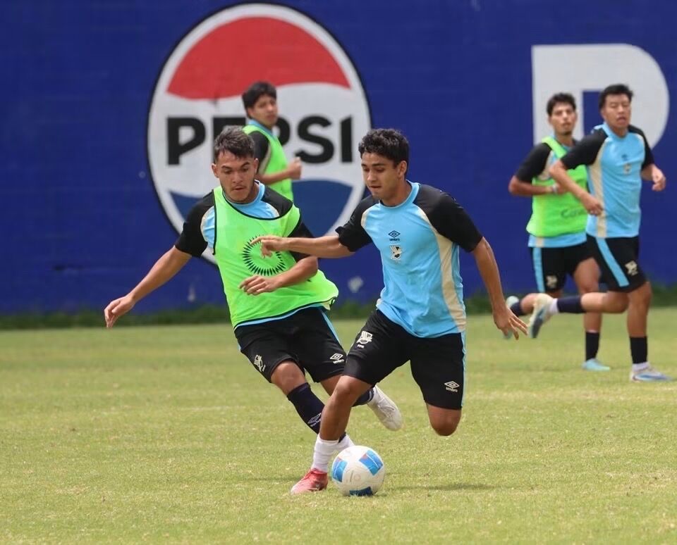 CdDeportiva_gt's tweet photo. ¡ 😱 SELECCIÓN SUB 21 GOLEÓ AL EQUIPO MAYOR DE LOS CREMAS 👻 ! 

En el Estadio CEMPRO, la Selección Sub 21 del DT Willy Olivera, que se prepara para los Juegos Centroamericanos y del Caribe goleó 6-0 al equipo mayor de Comunicaciones. 

Comunicaciones 0️⃣ 🆚 6️⃣ Guatemala U21 

Paulo Motta en 4 ovaciones 
Gabriel Grajeda 0-5 
Jhoshua Trigueño 0-6 

#CDGT #VamosGuate