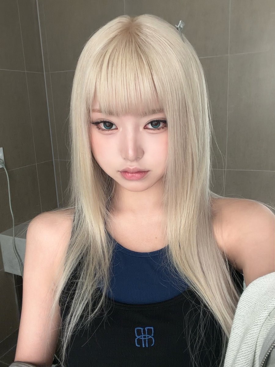 kiiikiiibbl's tweet photo. 260620 🐮💬

💬 haum could you upload just two selcas? i wanna see you so much
🐮 okay!
🐮 today!
🐮 짠!
🐮 what do you think??
💬 💍 unnie i think you dropped something
🐮 앜ㅋㅋㅋㅋㅌ
🐮 ah you’re saying i look like a persian cat? https://t.co/SfynZq8xpZ
