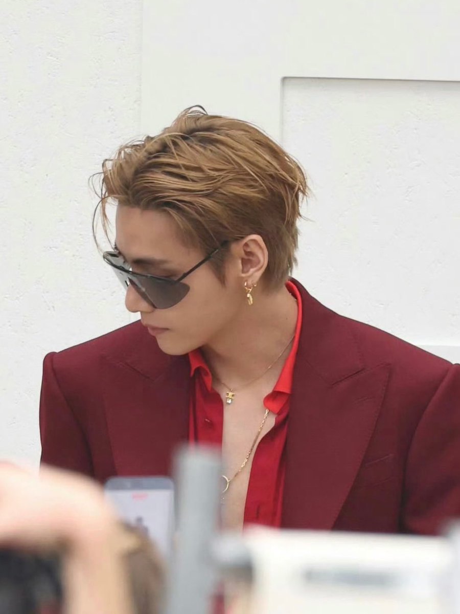 Et320766's tweet photo. I’m completely melting and falling apart here,you and that beautiful jawline,with the lovely glasses,the outfit,and your hair everything is unique and absolutely fabulous🫦🫦🫦🫦🔥🔥🔥🔥❤️‍🔥❤️‍🔥❤️‍🔥❤️‍🔥
#TAEHYUNG 
#KimTaehyung https://t.co/XfSifBbgoO