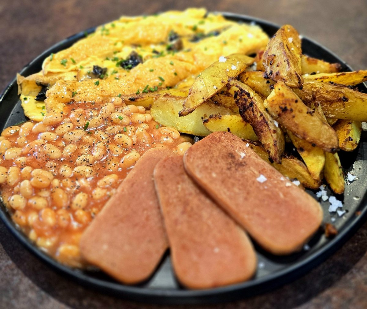 DeanoBacherro's tweet photo. Back to basics tonight. Fried pork grill slices, seasoned wedges, cheese and mushroom omelette, and some baked beans 😎 #dinner #omelette #tasty #foodpics #showyourfood https://t.co/ldNqjRAMTq