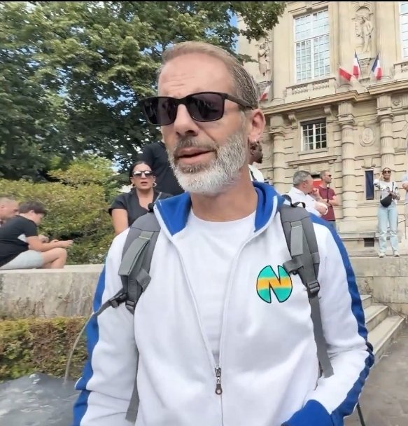 Royaliste187951's tweet photo. @Frontieresmedia Il fait le malin avec un journaliste au milieu de la foule, mais le jour où 3 ou 4 clandos s'en prendront à lui pour le voler, il fera la pvte ce tromblon. https://t.co/KNGH94SeNG