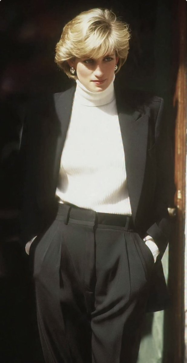 Thecrownedit's tweet photo. Princess Diana, effortlessly cool.
No fuss, just perfect. Still unmatched. 🖤
#PrincessDiana #EffortlesslyCool https://t.co/CNtVW7cbxt