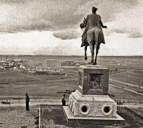 coldekutupaysi's tweet photo. Yaşar Gören dozu 2

ÖLÜ ANZAKLARI ÖVGÜYE BOĞAN CUMHURBAŞKANI 🎩MUSTAFA KEMAL, ÇANAKKALE ŞEHİTLERİYLE İLGİLENMEDİ. KENDİ HEYKELLERİNİ YAPTIRDI. ŞEHİTLER VARSIN MEZARSIZ YATSINLAR. 
Fotoğraflar1: Mustafa Kemal'in Etnoğrafya Müzesi önündeki heykeli yapıldığı 1927 yılında bomboş Ankara Ovası'na bakarken. Foto 2, yağmurda karda tam 28 yıl toprağın üstünde mezarsız yatan Zığındere şehitlerinin bir bölümü. 
🎩Mustafa Kemal, Avustralya ve Yeni Zelanda'dan gelen işgalci Anzak askerleri için 1936 yılında methiyeler düzdü. Onları "Türkiye'nin evlatları" ilan etti. Ölü anzakların annelerini teselli etti. Kendi şehitlerimizi bir gün bile hatırlamadı. Kafaları İngiliz askerleri / Gurkalar tarafından kesilen 16 bin Zığındere şehidi, 1915 yılından 1943 yılına kadar tam 28 yıl toprağın üstünde mezarsız yattılar. General Nuri Yamut 1943 yılında malını mülkünü satıp bir şehitlik yapmasa, belki daha da yatacaklardı. Allah rahmet eylesin. Mekanları cennet olsun... 27 Mayıs'tan sonra Yassıada zındanlarında Amerikancı haydut subaylar tarafından şehit edilen Orgeneral Nuri Yamut'tan Allah razı olsun. Onun da mekanı cennet olsun...

#5816SayılıKanunKaldırılsın